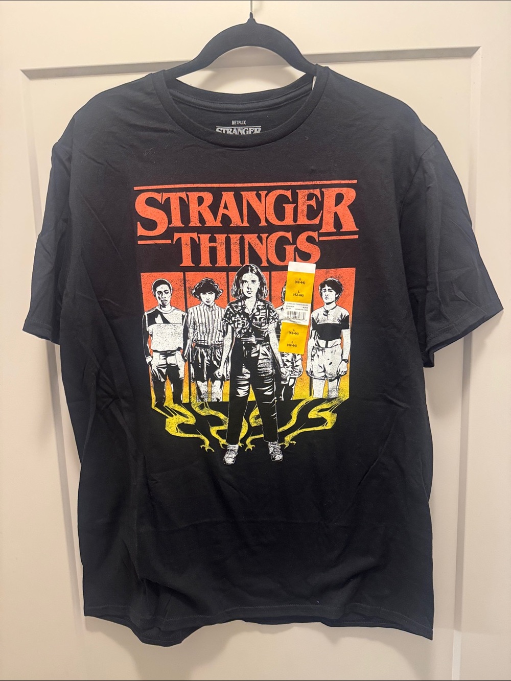 🆕 Stranger Things Black Graphic Tee. L. NWT! 🔥